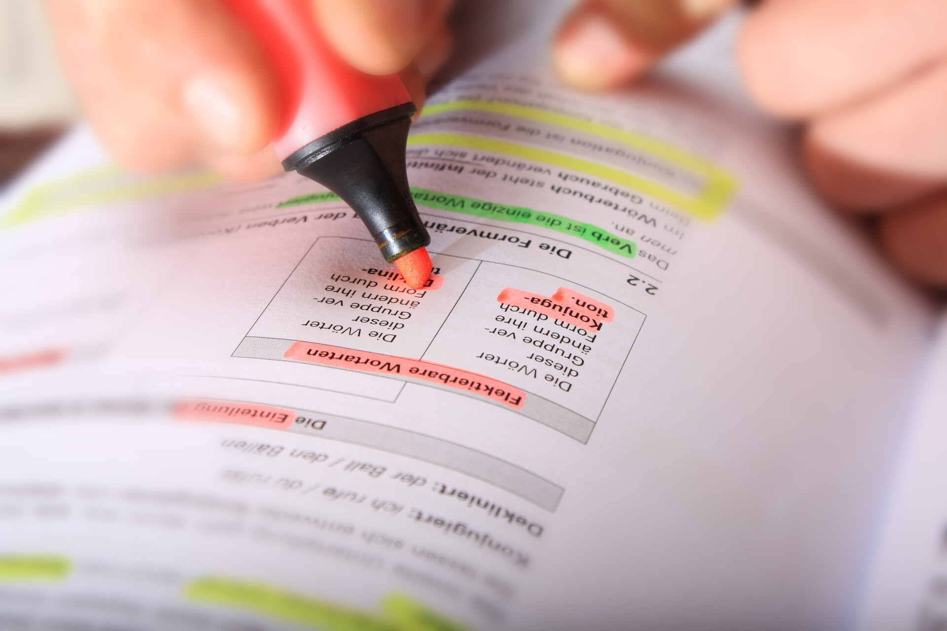 Textmarker markiert etwas in einem Buch