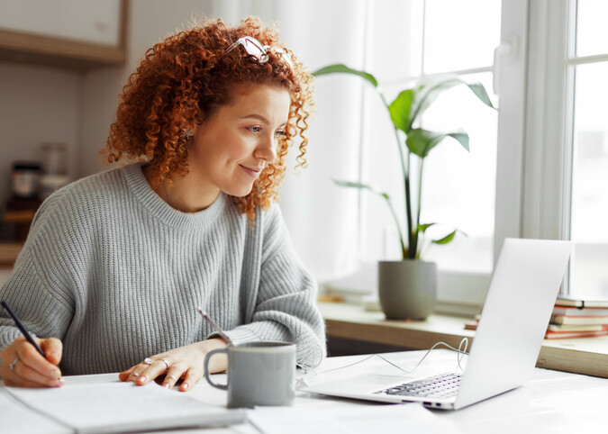Studentin schaut in ihren Laptop