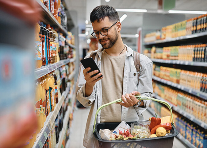 Junger Mann beim Einkaufen