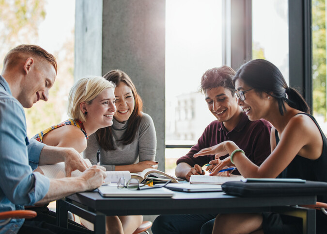 Gruppe von lachenden Studenten beim Lernen