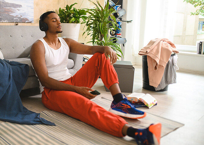 Mann auf dem Boden mit Kopfhörern entspannt