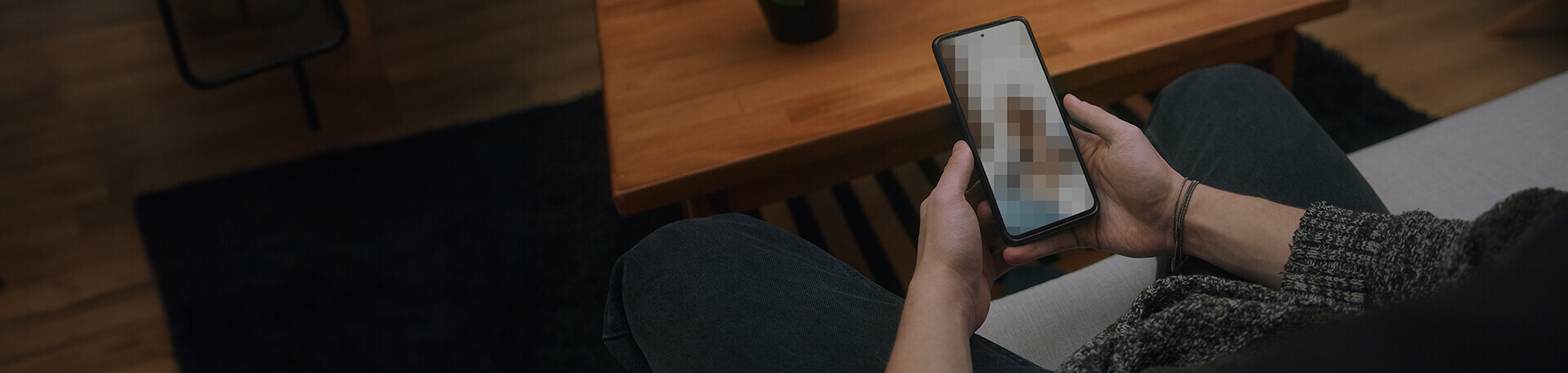 Handy mit verpixeltem Bildschirm