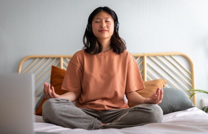 Junge Frau in Lotussitz meditiert