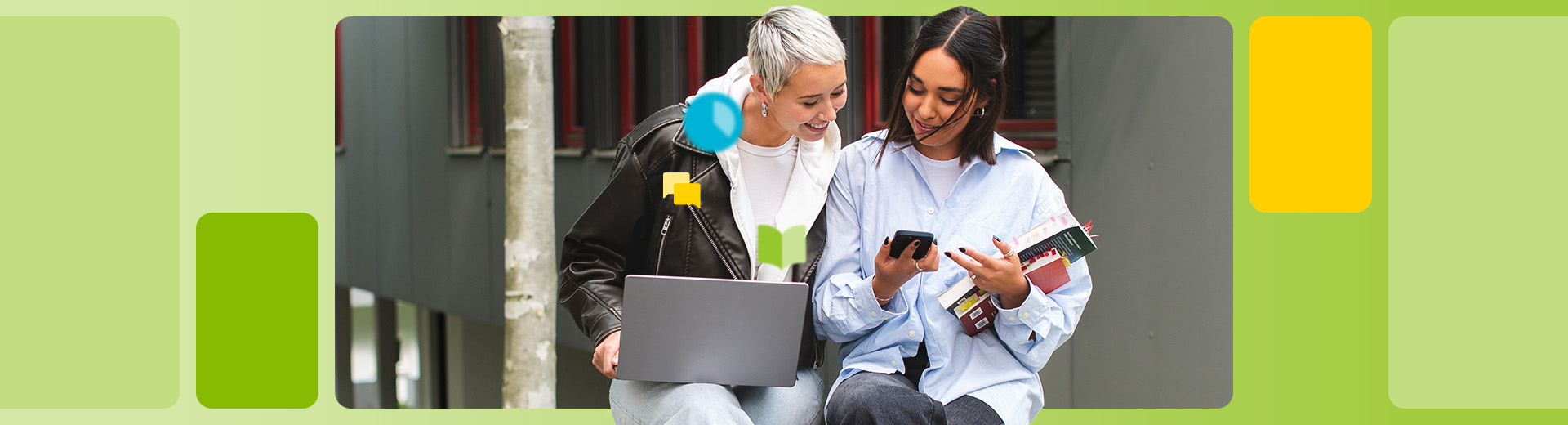 Zwei Studentinnen schauen auf ein Smartphone.