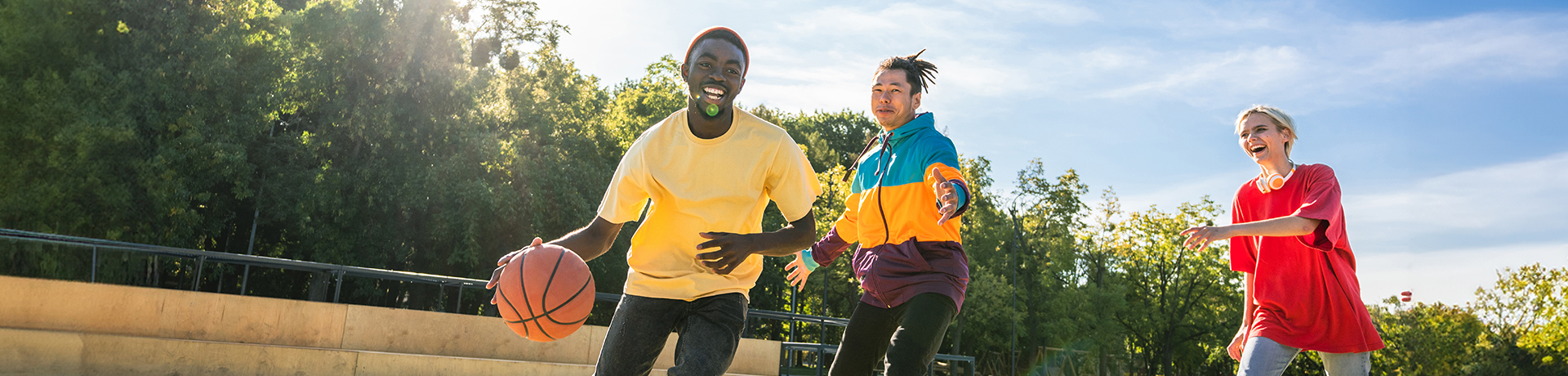 Drei Menschen beim Basketball spielen