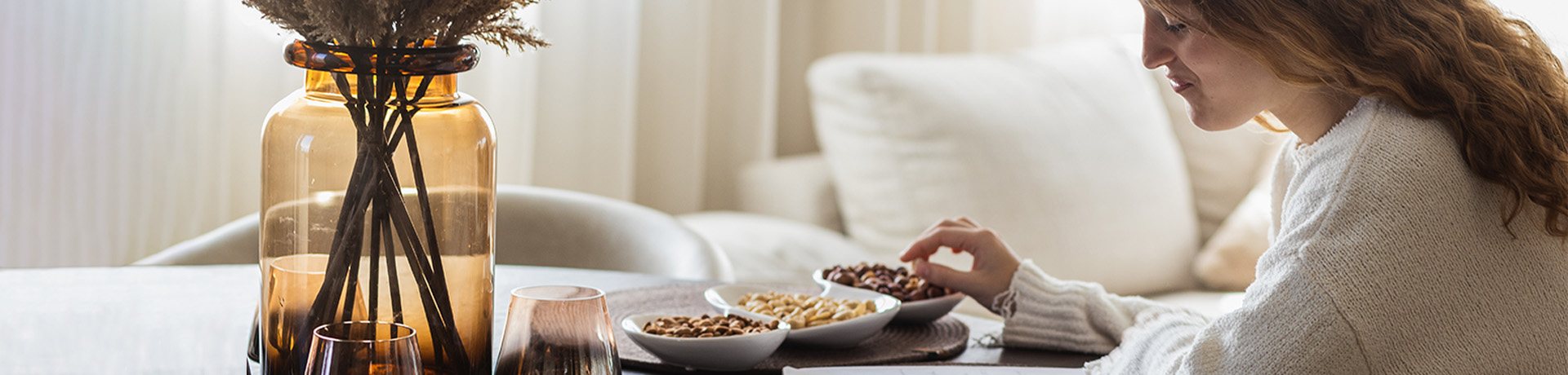 Frau isst Nüsse und liest