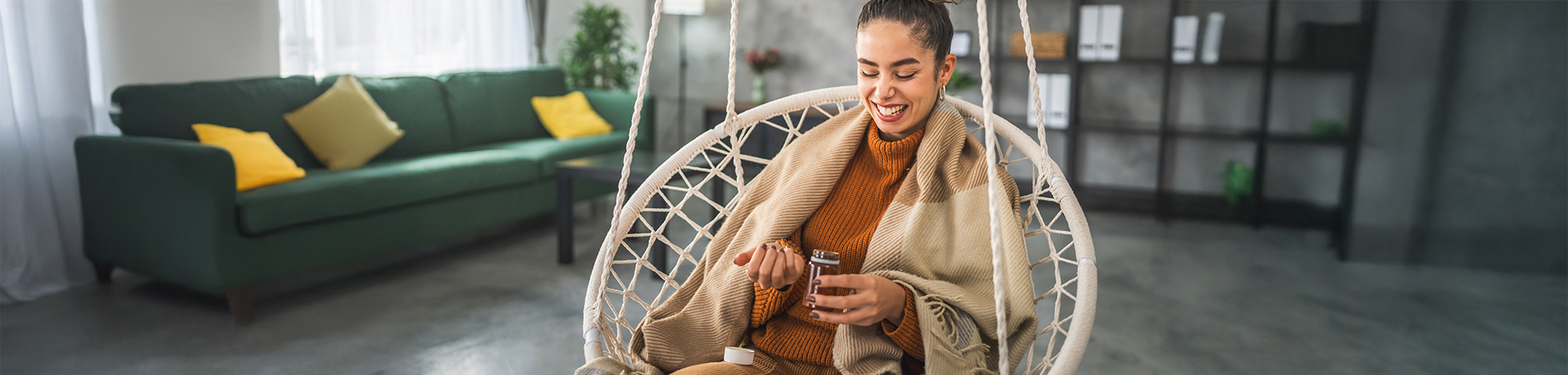 Frau in Hängesitz nimmt Supplements