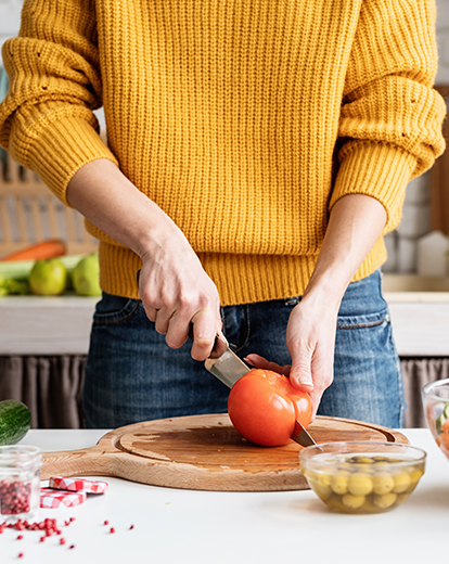 Tomate wird geschnitten