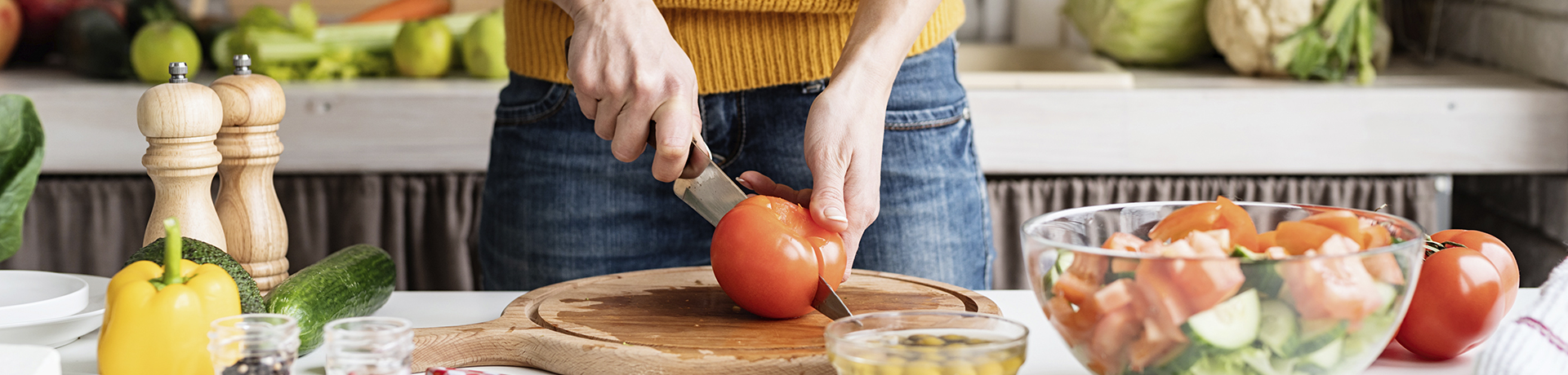 Tomate wird geschnitten