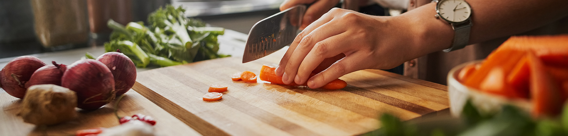 Karotte wird geschnitten