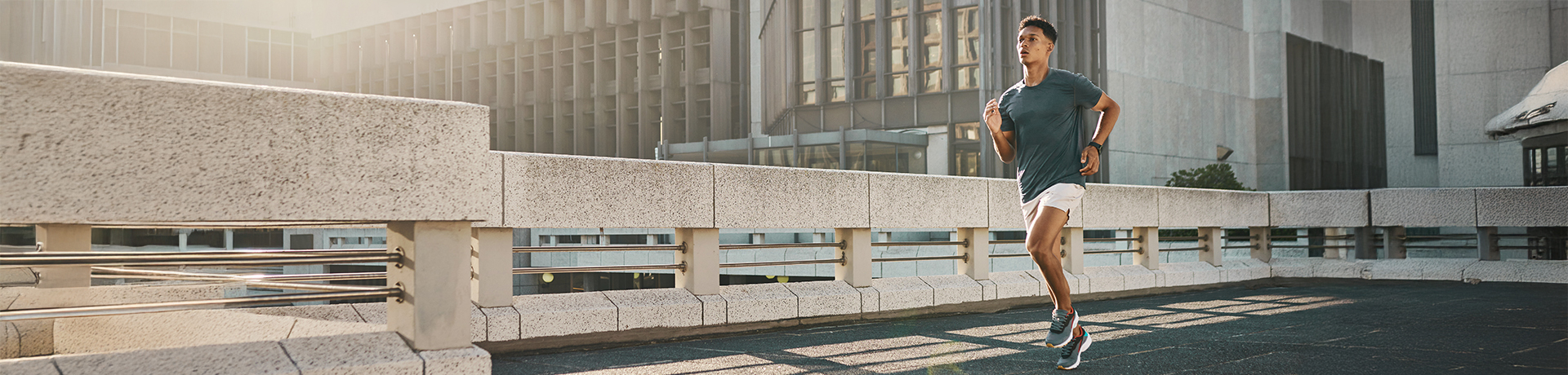 Junger Mann rennt