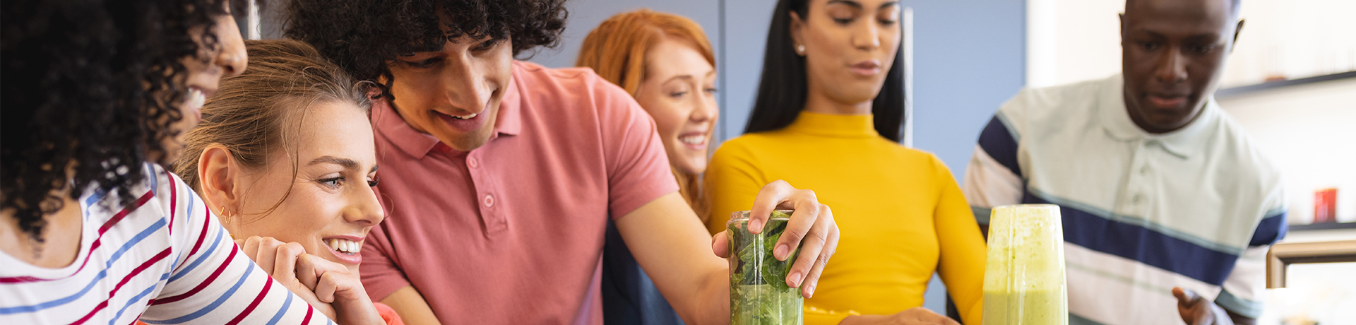 Freunde und Freundinnen bereiten in der Küche Getränke zu