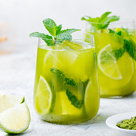 Mocktail mit Limette und Minze