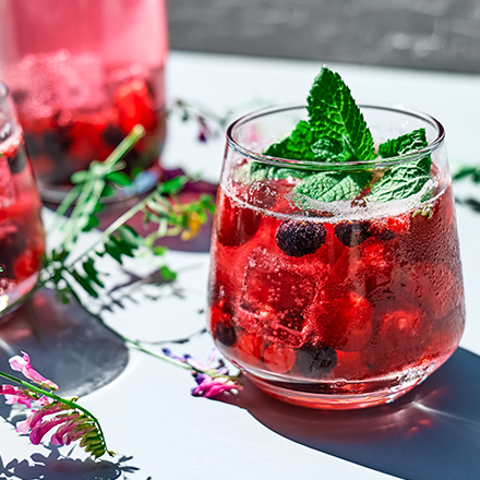 Mocktail mit Beeren und Minze