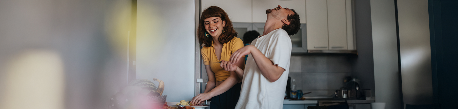 Junge Frau und junger Mann haben Spaß beim gemeinsamen Kochen.