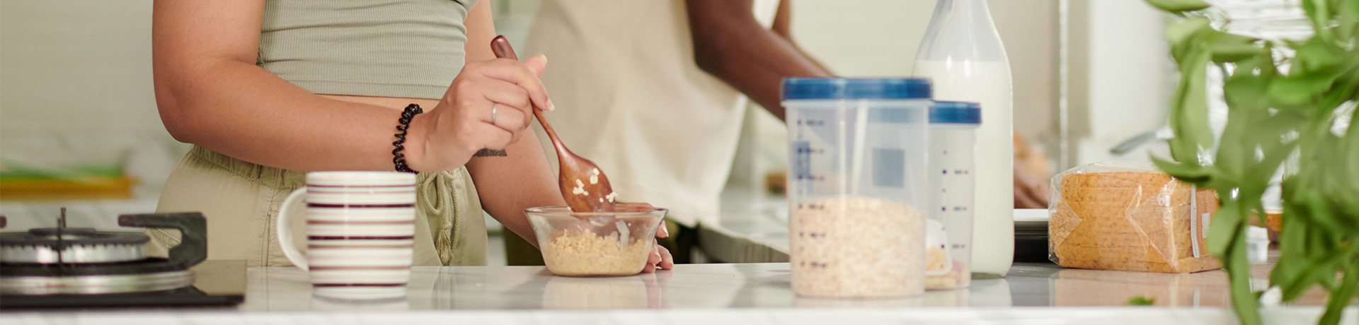 Frau mit Löffel in der Hand