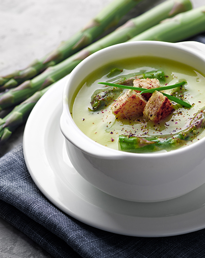 Spargelsuppe in einer Porzellantasse