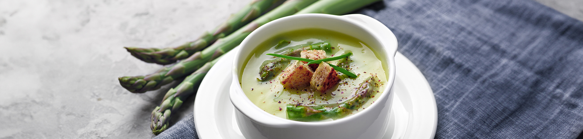 Spargelsuppe in einer Porzellantasse