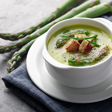 Spargelsuppe in einer Porzellantasse