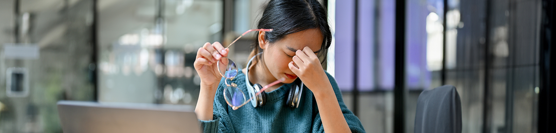 Junge Frau reibt sich müde die Augen