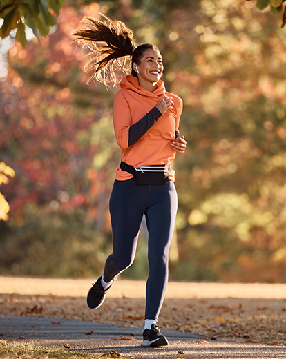 Frau im Wald beim Joggen