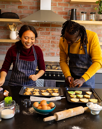 Junger Mann und Frau backen Plätzchen
