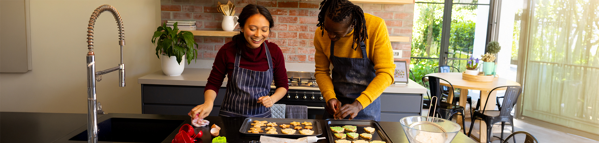 Junger Mann und Frau backen Plätzchen