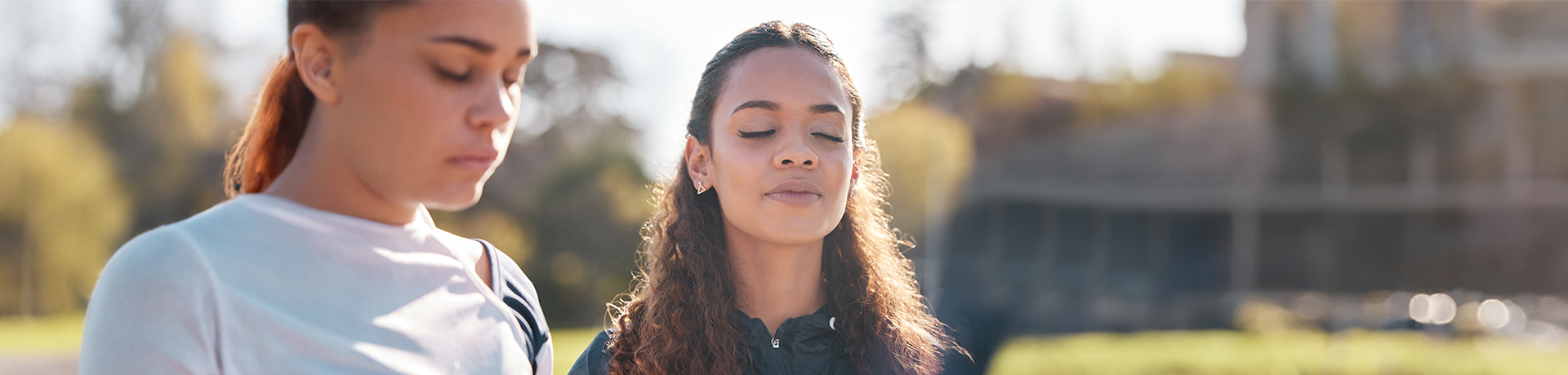 Junge Frau mit geschlossenen Augen