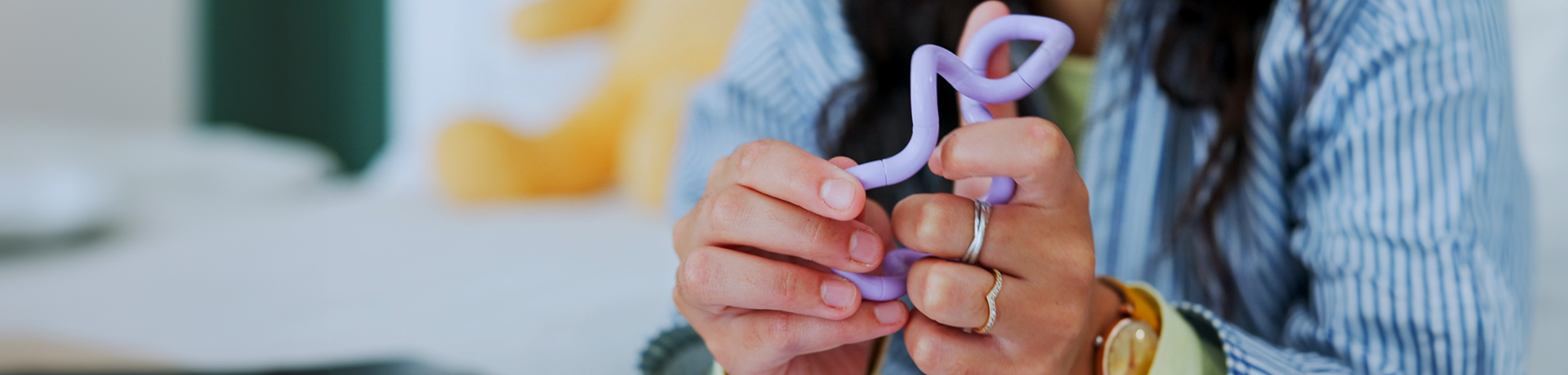 Frau mit Stressabbau Spielzeug in der Hand