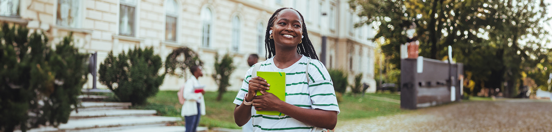 Lachende Frau hält Buch in der Hand