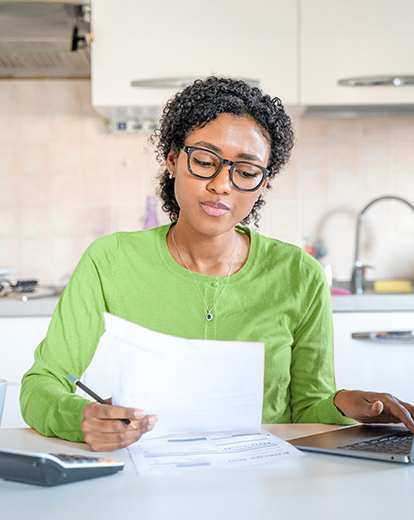Frau blättert durch ihre Unterlagen
