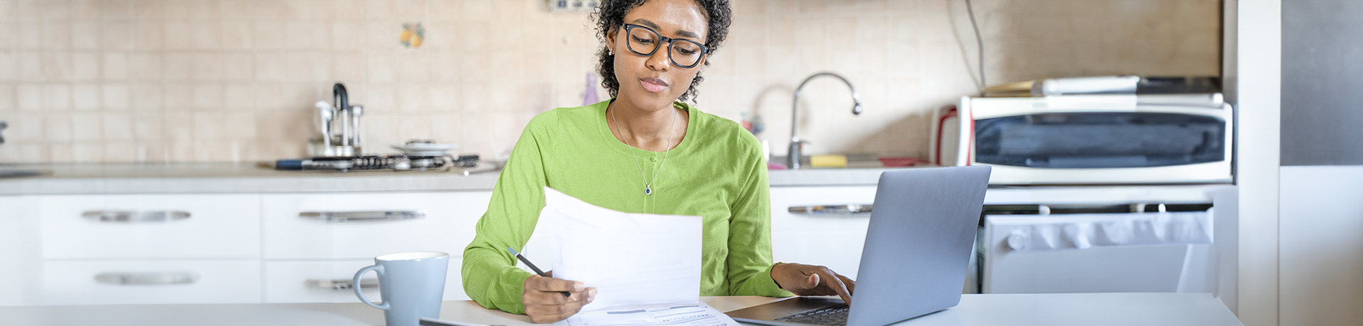 Frau blättert durch ihre Unterlagen