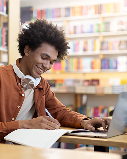 Junger Mann vor Laptop