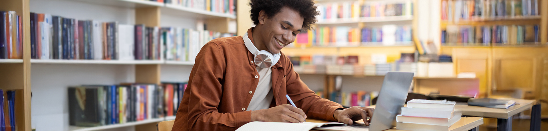 Junger Mann vor Laptop