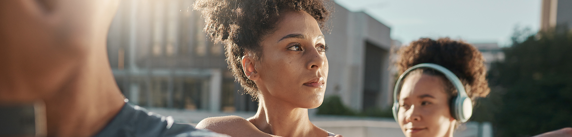 Junge Frau schaut nachdenklich