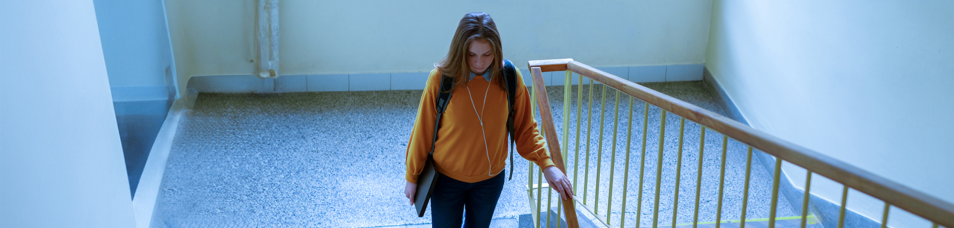 Frau läuft traurig eine Treppe runter