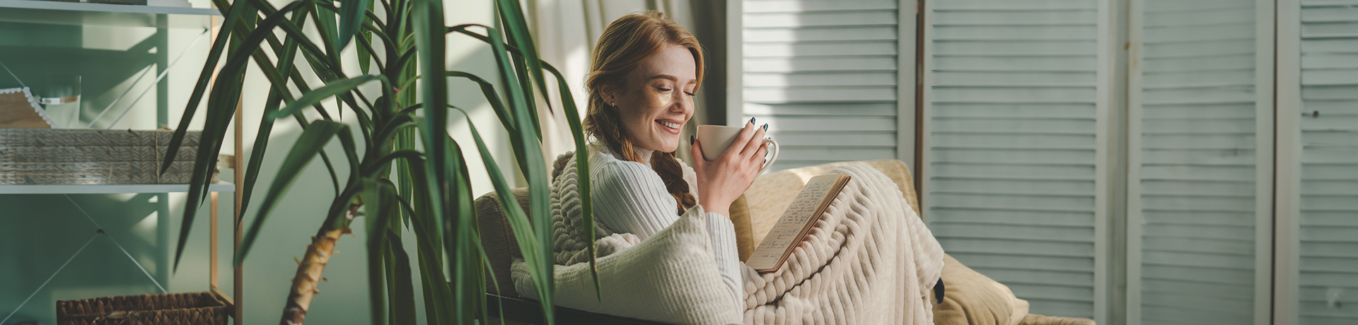 Junge Frau lächelnd mit Tasse in der Hand