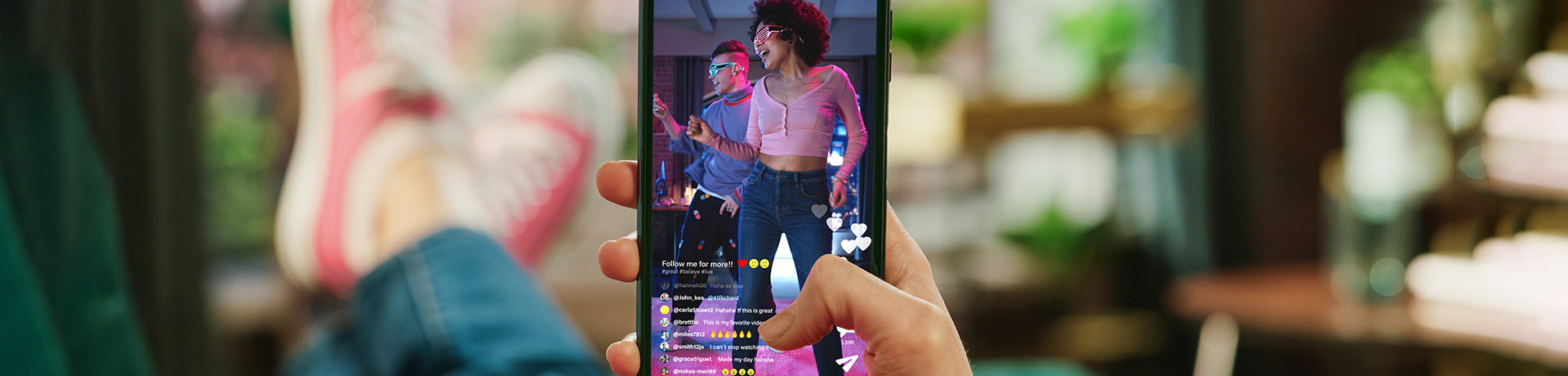 Handy mit geöffneter TikTok App, auf der eine tanzende Frau zu sehen ist