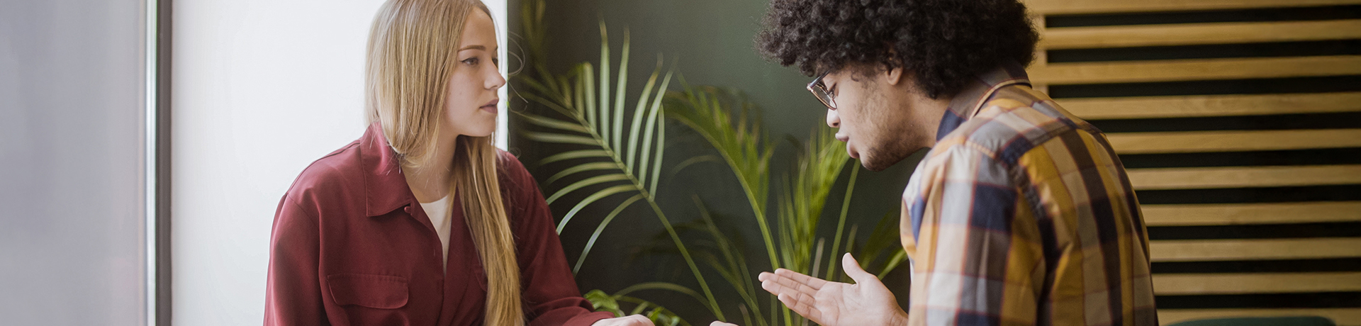 Frau und Mann diskutieren
