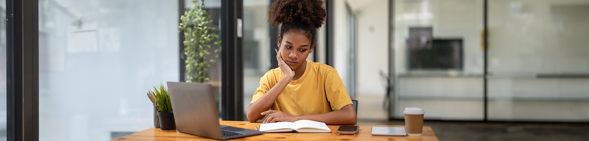Frau hat unzufrieden ihren Kopf in die Hände gestützt