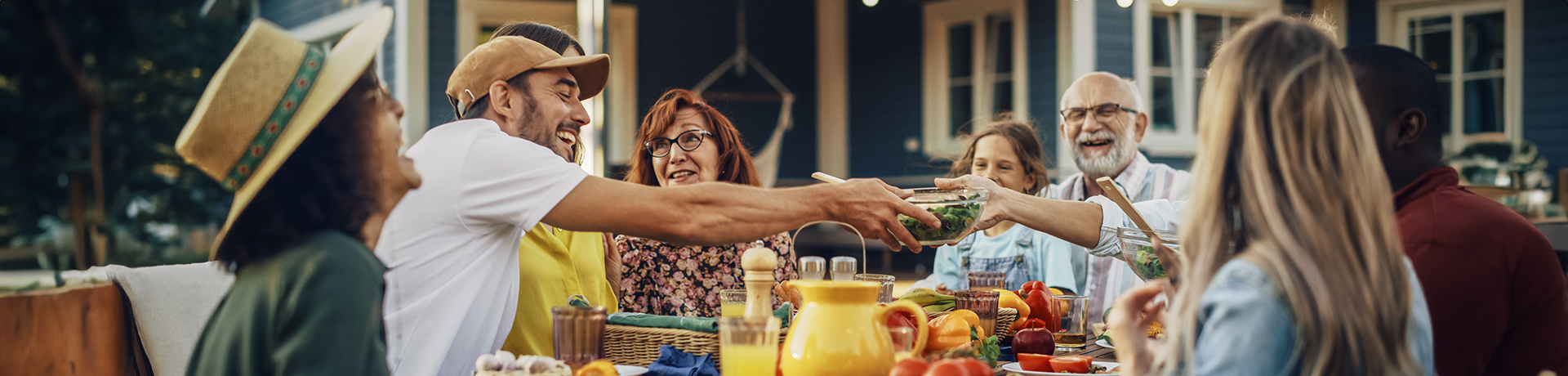 Viele Menschen sitzen um einen Tisch herum und essen gemeinsam