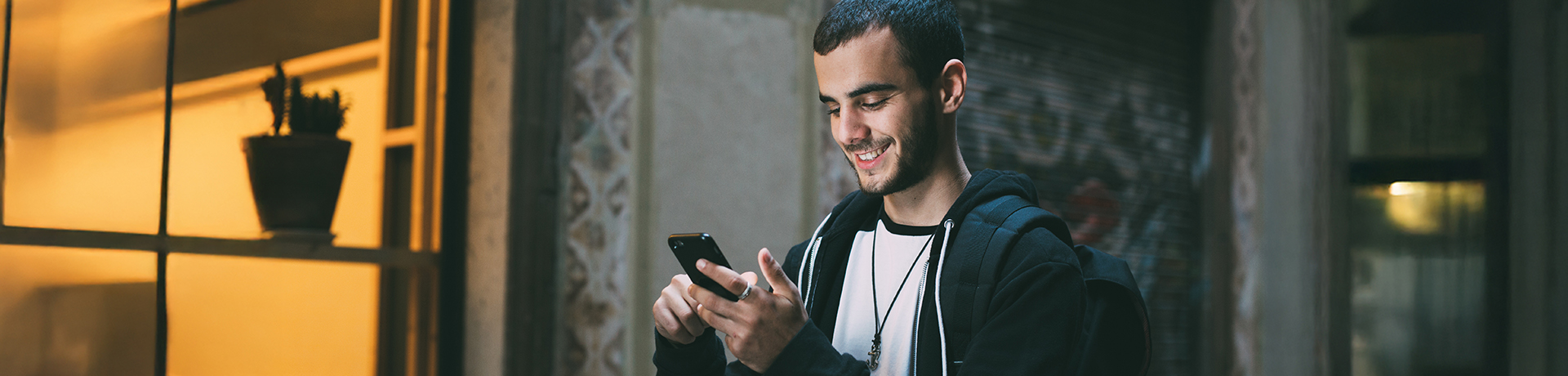 Junger Mann mit Handy in der Hand