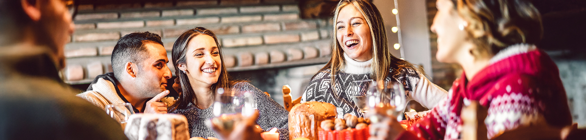 Mehrere Menschen an Weihnachten beim Essen