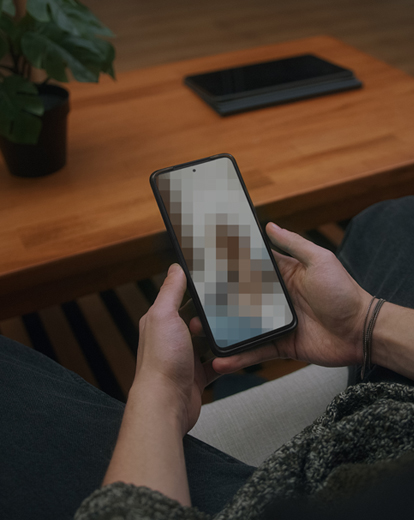 Handy mit verpixeltem Bildschirm