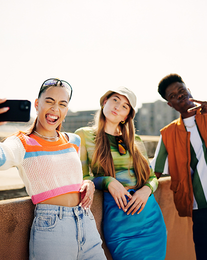 Drei junge Menschen machen zusammen ein Selfie