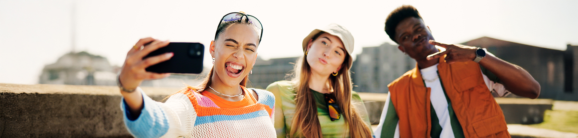 Drei junge Menschen machen zusammen ein Selfie