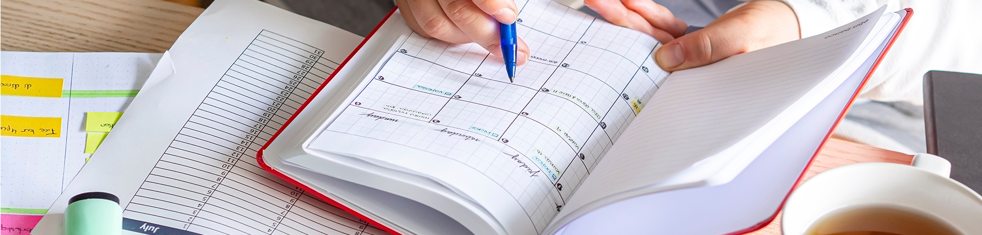 Stift markiert etwas in einem Kalender