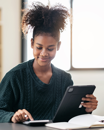 Lächelndes Mädchen mit Taschenrechner