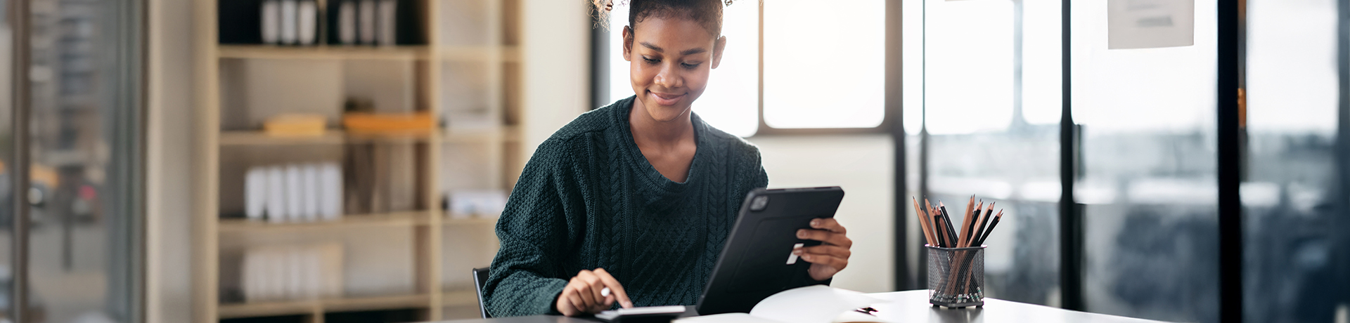 Lächelndes Mädchen mit Taschenrechner