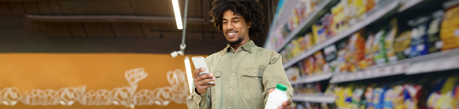 Mann beim Einkaufen hält eine Flasche in der Hand